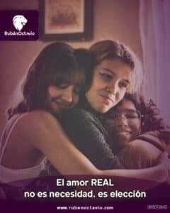 Personas abrazándose con calidez simbolizando el amor real que nace desde la libertad.