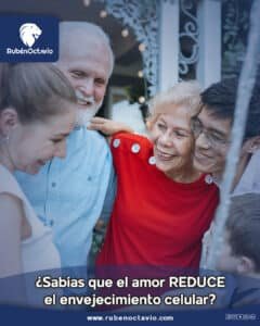 Familia abrazándose con alegría, representando cómo el amor reduce el envejecimiento celular.