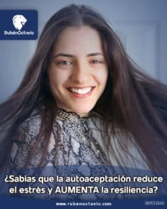 Mujer sonriendo con expresión de tranquilidad y autenticidad.