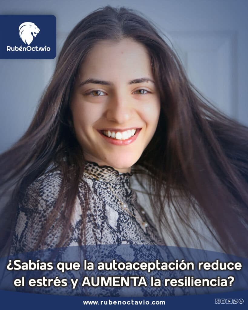 Mujer sonriendo con expresión de tranquilidad y autenticidad.
