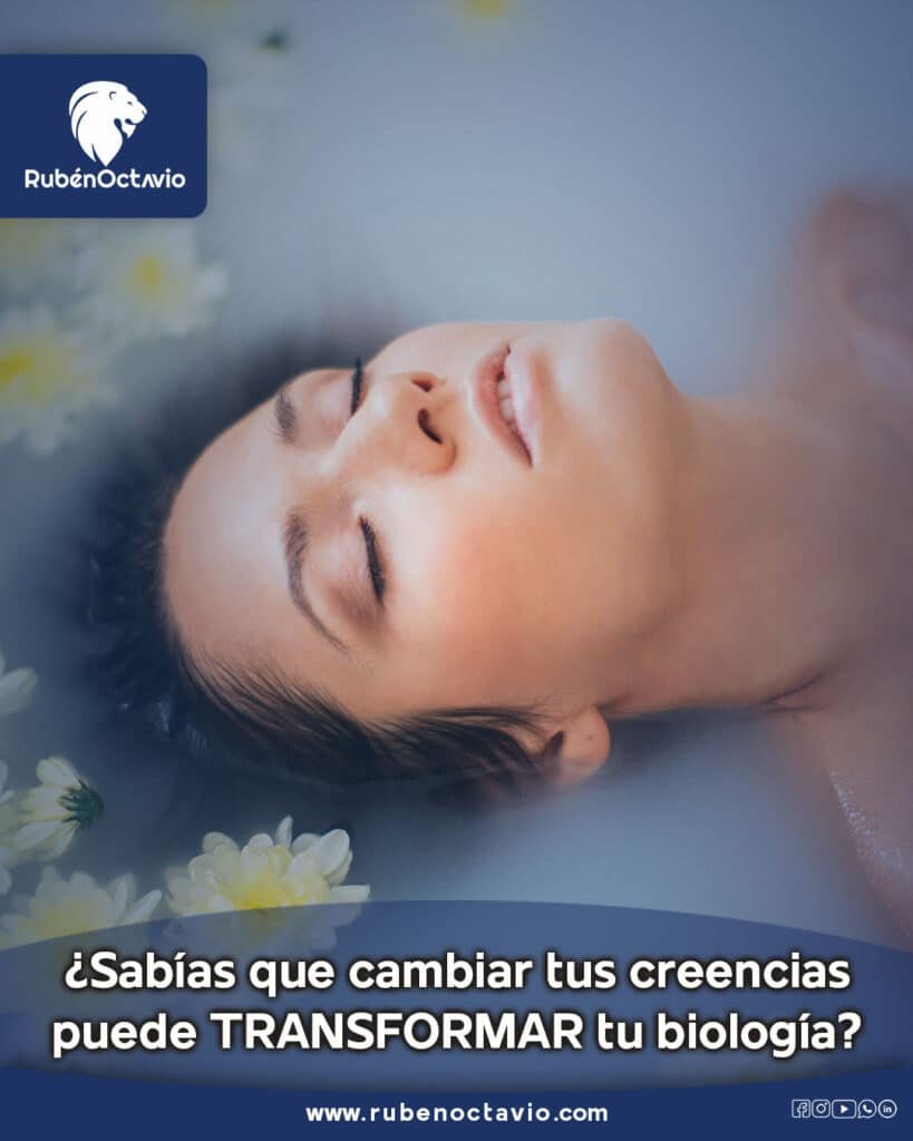 Persona relajada en agua con flores, simbolizando cómo las creencias influyen en la biología.