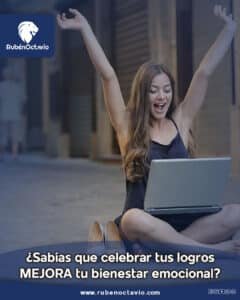 Mujer celebrando con los brazos arriba mientras usa una laptop al aire libre.