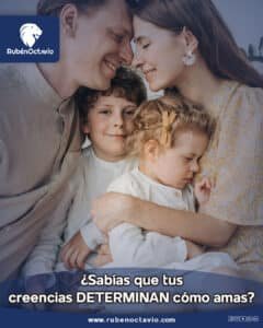 Familia abrazándose con cariño, simbolizando cómo las creencias influyen en la forma de amar.