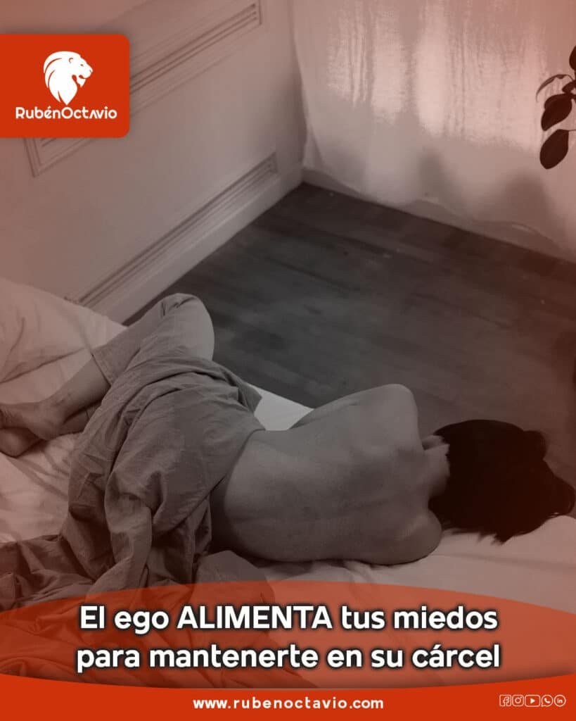 Persona acostada en posición de angustia en una habitación con luz tenue.