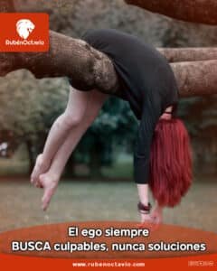 Persona recostada sobre la rama de un árbol simbolizando agotamiento emocional y evasión interna.