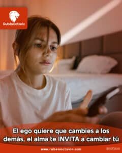 Mujer mirando su teléfono con expresión reflexiva, simbolizando cómo el ego proyecta culpas hacia los demás.