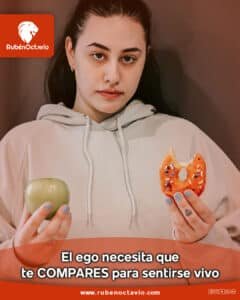 Mujer sosteniendo una manzana y una dona mientras refleja la lucha interna causada por la comparación del ego.