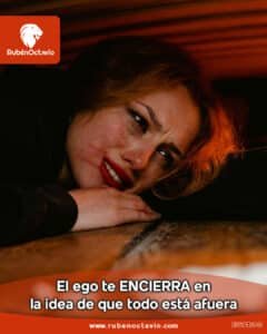 Mujer llorando y recostada, simbolizando cómo el ego encierra la mente en el exterior.