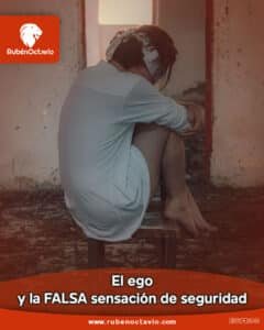 Persona sentada en una habitación oscura simbolizando la falsa sensación de seguridad creada por el ego.