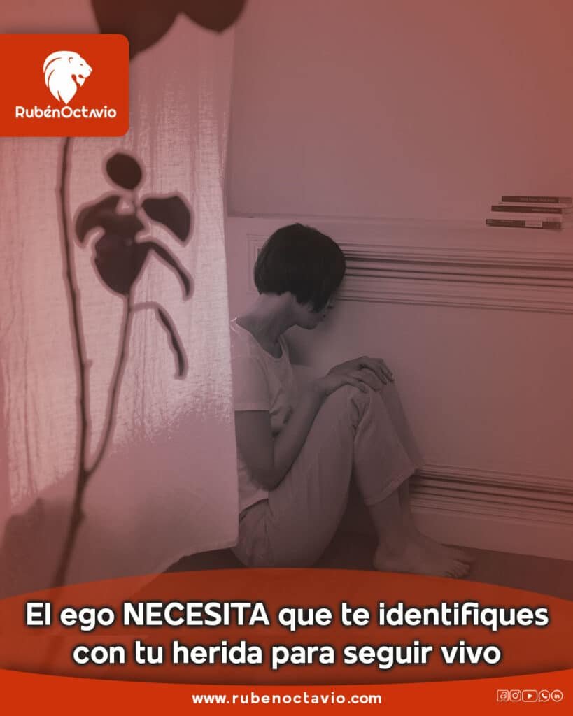 Persona sentada en el suelo representando cómo el ego se aferra al dolor para sobrevivir.