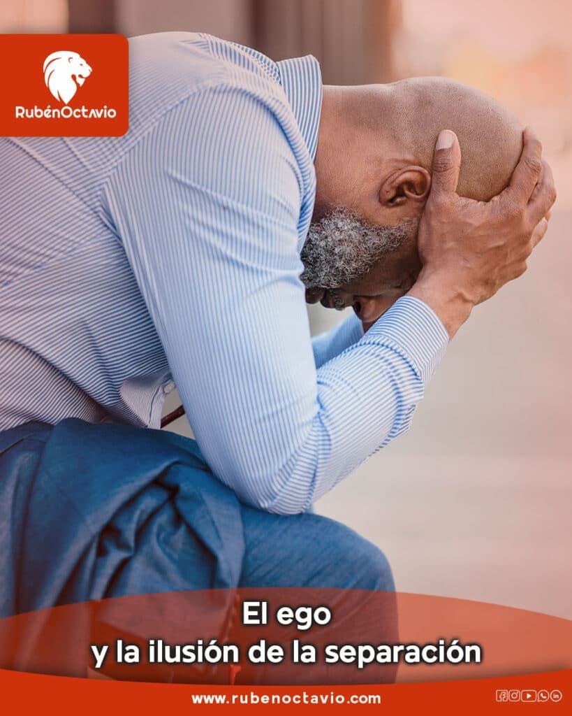 Hombre con tristeza y manos en la cabeza, simbolizando la ilusión de separación creada por el ego.