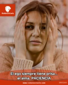 Mujer con expresión de estrés sosteniendo su cabeza, simbolizando la prisa del ego y la necesidad de cultivar paciencia interior.