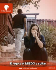 Mujer angustiada mientras alguien se aleja, simbolizando el miedo del ego a soltar.