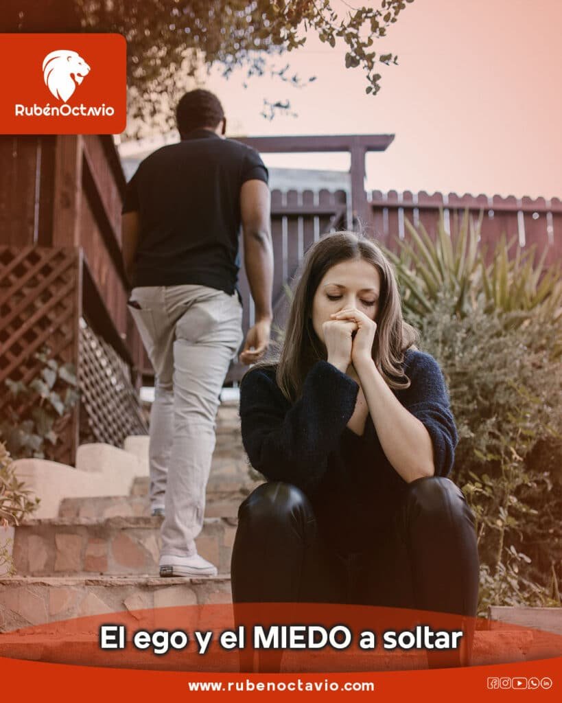 Mujer angustiada mientras alguien se aleja, simbolizando el miedo del ego a soltar.