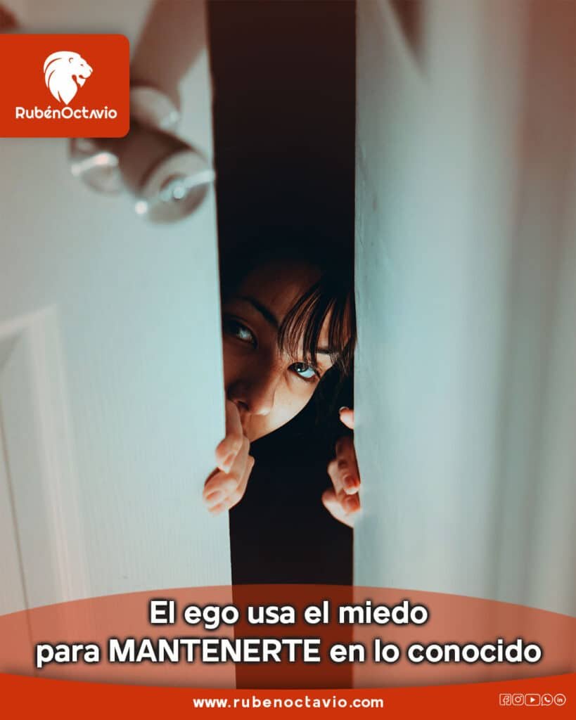 El ego usa el miedo. Persona mirando con temor a través de una puerta entreabierta.