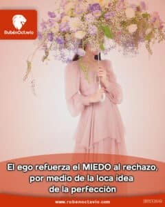 Mujer sosteniendo un paraguas cubierto de flores, simbolizando el miedo al rechazo y la presión de la perfección.
