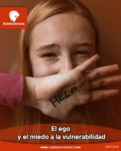 Joven cubriendo parcialmente su rostro con la palabra HELP escrita en la mano, simbolizando miedo a la vulnerabilidad.