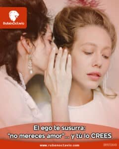 Mujer susurrando al oído de otra, simbolizando la voz del ego que transmite miedo y duda.