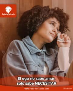 Mujer llorando, simbolizando el dolor causado por el amor desde el ego.