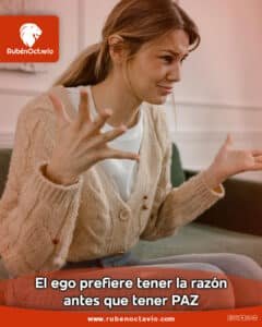 Mujer discutiendo y gesticulando con frustración en un entorno doméstico.