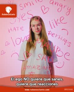 Mujer observando emociones escritas en vidrio, simbolizando la reactividad del ego.