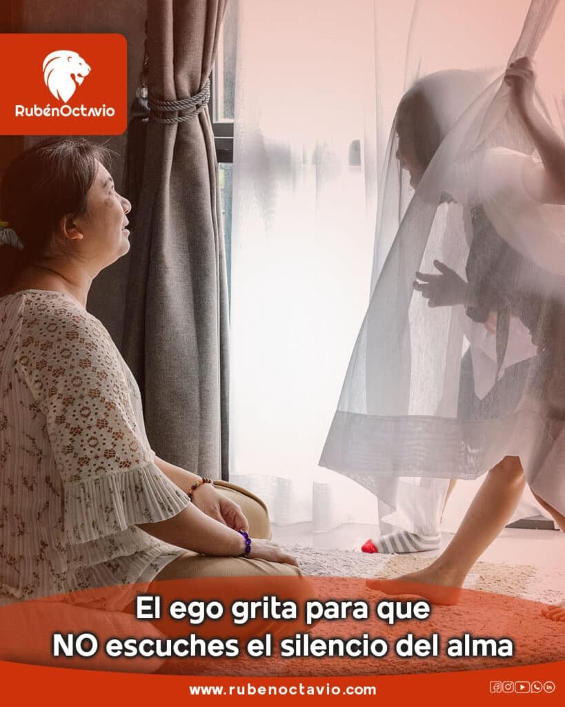 El ego grita para que no escuches el alma. Mujer sentada en calma mientras una figura detrás de una cortina simboliza el ruido del ego.