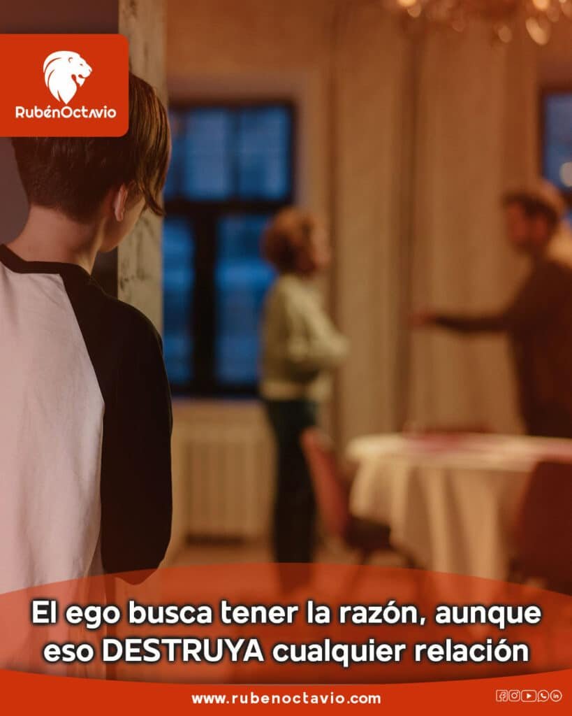 Persona observando una discusión de pareja, simbolizando cómo el ego busca tener la razón a costa de la relación.