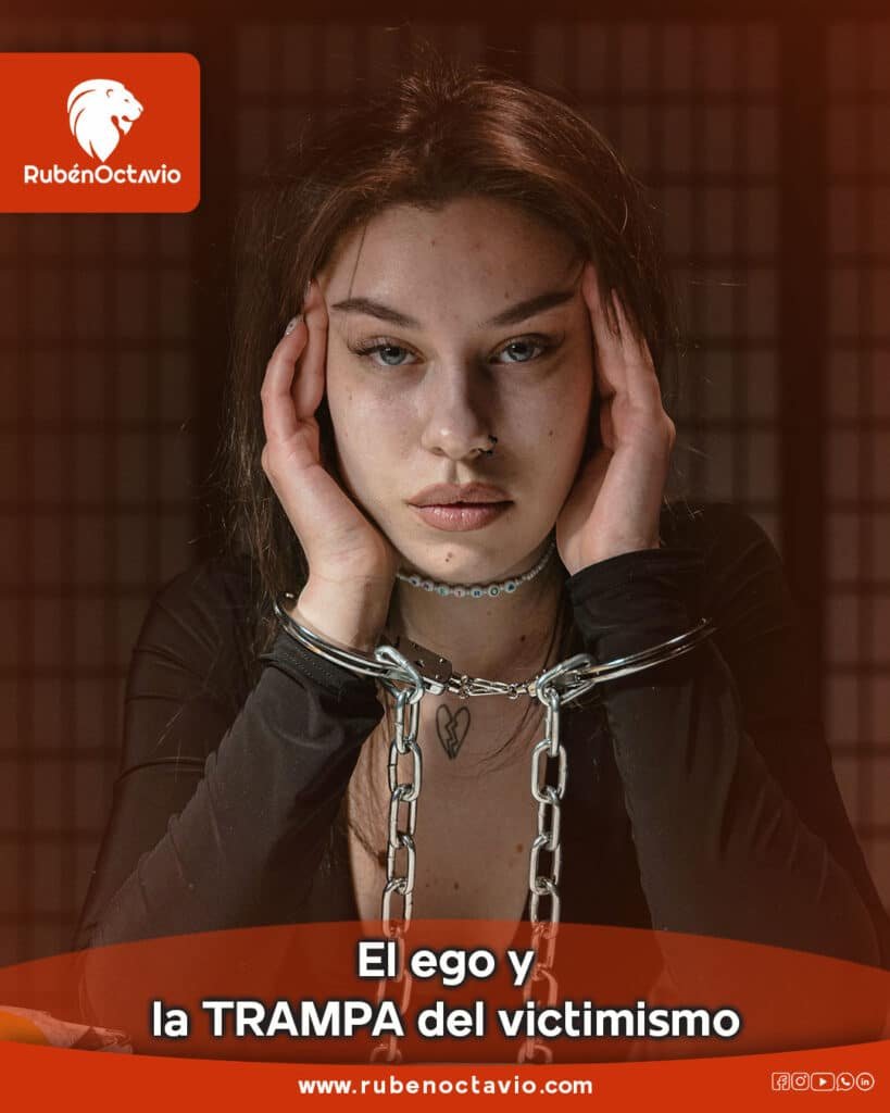 Mujer encadenada simbolizando cómo el ego atrapa en el victimismo.