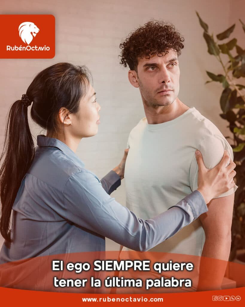 El ego quiere tener la última palabra. Pareja discutiendo mientras él se muestra distante y ella intenta dialogar.