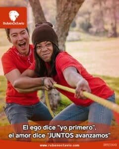 Dos personas en un juego de fuerza con cuerda, simbolizando competencia y unión.