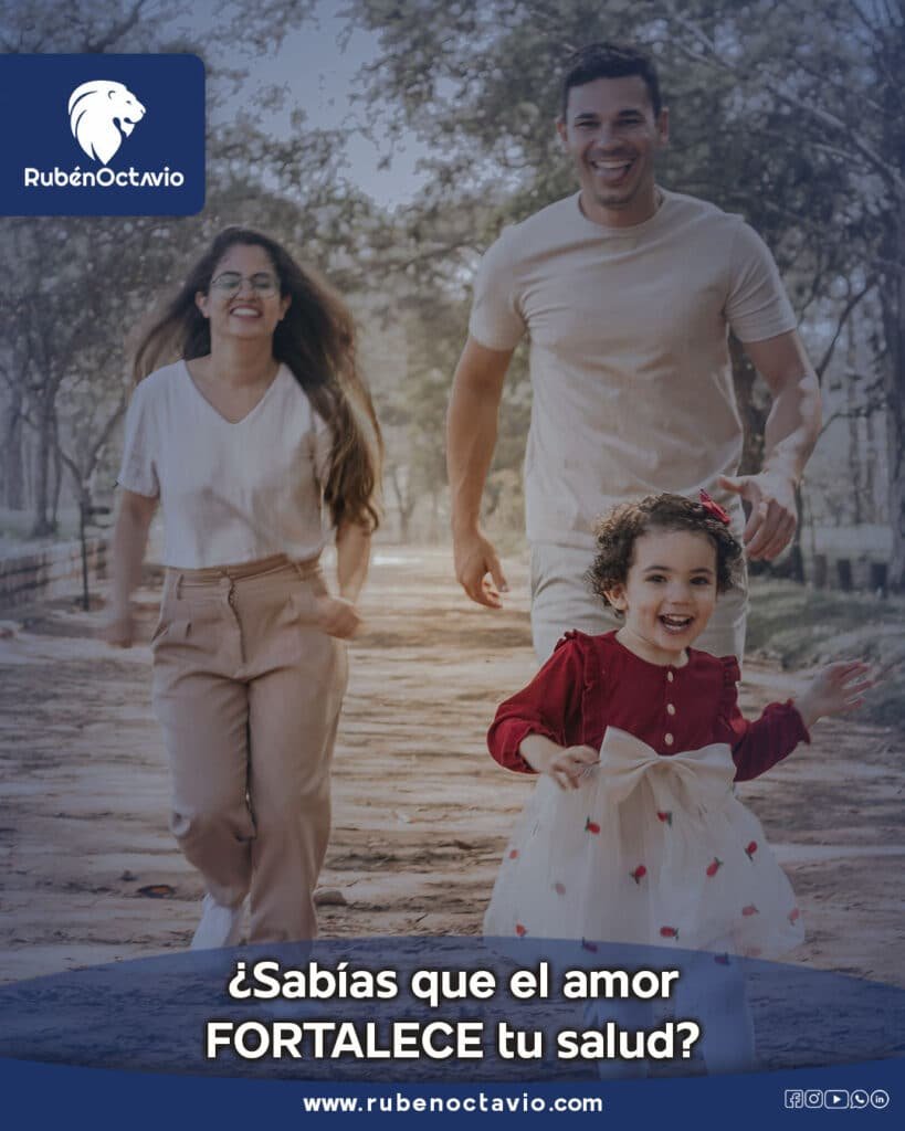 Familia sonriendo y corriendo junta, simbolizando la energía positiva y sanadora del amor.
