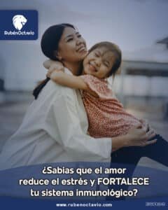 Madre abrazando con ternura a su hija, simbolizando cómo el amor reduce el estrés y fortalece la salud.