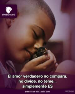 Niño abrazando con ternura a un pequeño pájaro, simbolizando el amor puro y sin condiciones.