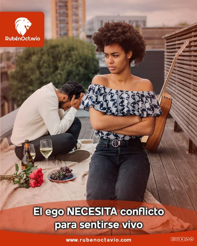 Pareja discutiendo mientras ella se muestra distante, simbolizando el conflicto interno del ego.