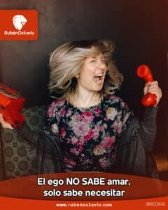 Mujer gritando mientras sostiene un teléfono rojo, simbolizando la frustración del ego en el amor.