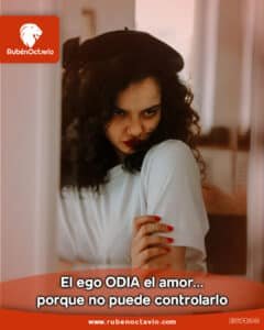 Mujer mirando con desconfianza, simbolizando el ego que intenta controlar el amor.