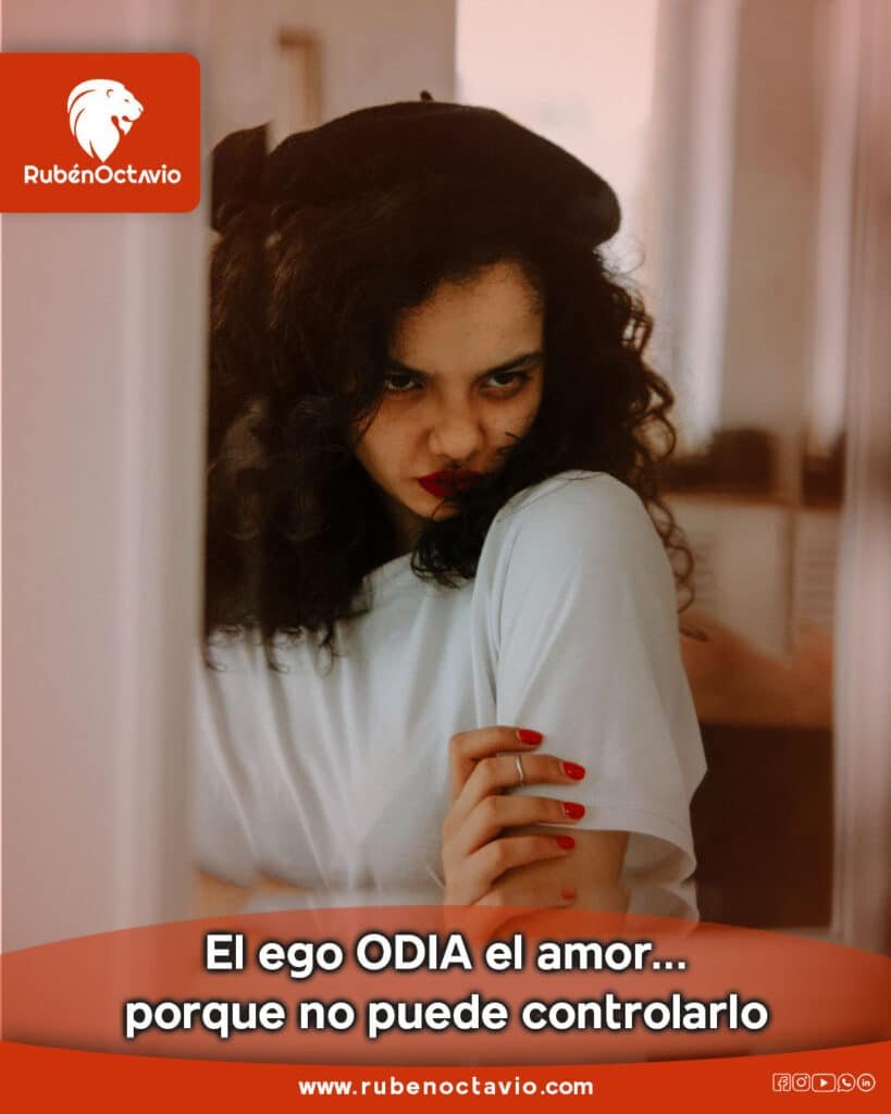 Mujer mirando con desconfianza, simbolizando el ego que intenta controlar el amor.