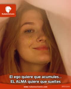 Mujer sonriendo con serenidad, representando la libertad interior al soltar el control y las cargas del ego.