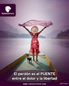 Mujer con vestido y sombrero levantando un pañuelo sobre un muelle, simbolizando libertad y el poder del perdón.