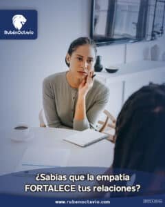 Mujer escuchando atentamente en una conversación, simbolizando la importancia de la empatía para fortalecer las relaciones.