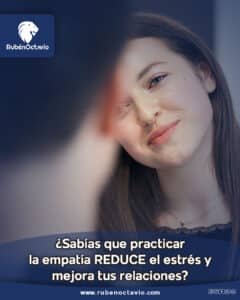 Practicar la empatía reduce el estrés. Mujer sonriendo con empatía mientras escucha a otra persona, simbolizando conexión emocional.