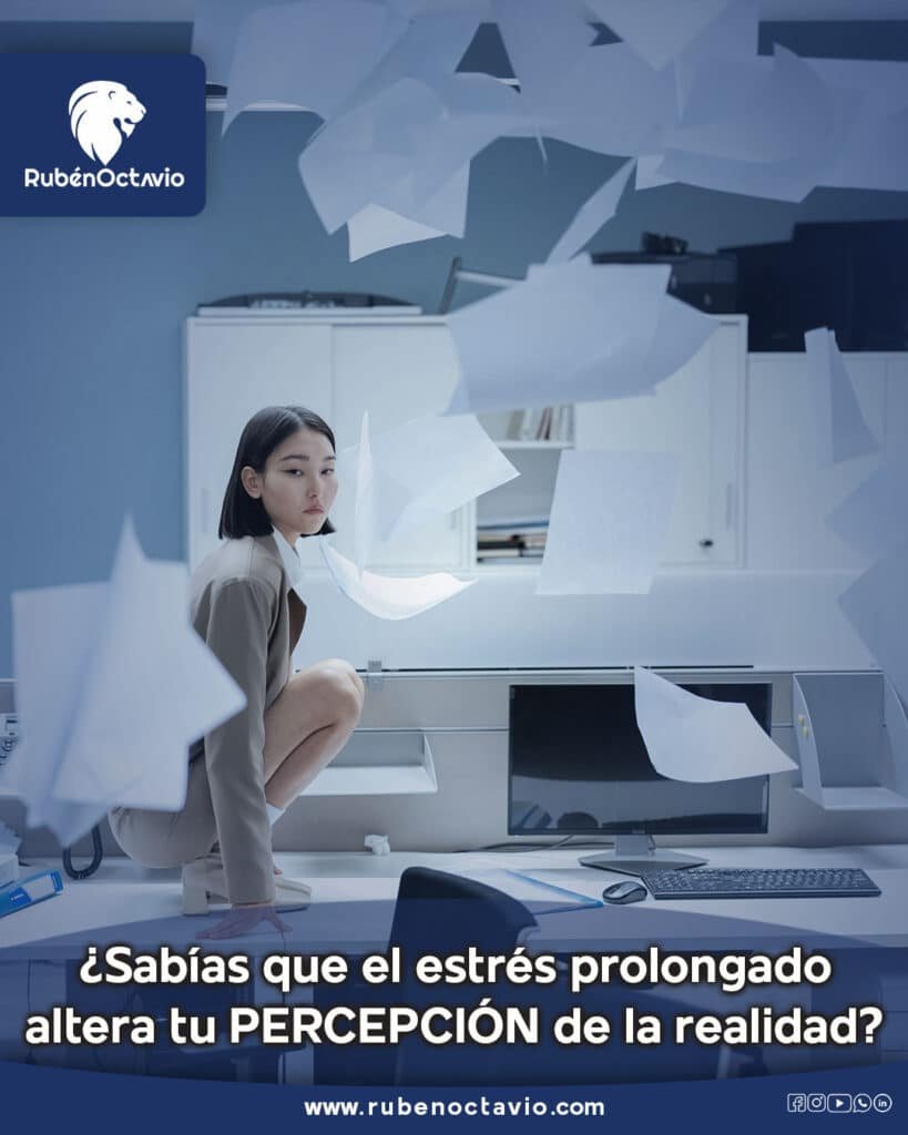 Mujer en oficina rodeada de papeles volando, simbolizando estrés prolongado.