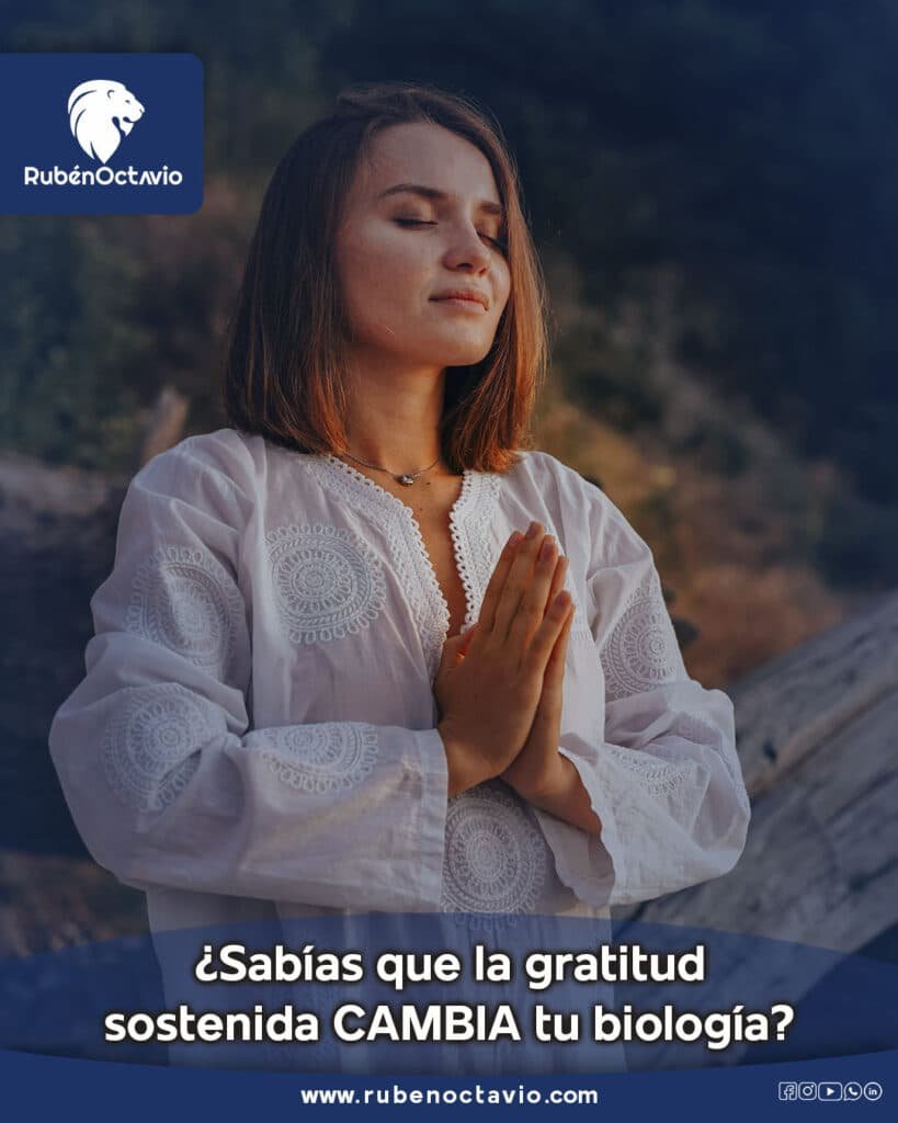 Mujer con los ojos cerrados practicando gratitud y respiración consciente al aire libre.