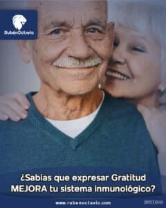 Pareja adulta mayor sonriendo y mostrando cercanía emocional, representando cómo la gratitud mejora el bienestar y fortalece la salud.