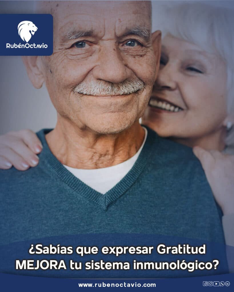 Pareja adulta mayor sonriendo y mostrando cercanía emocional, representando cómo la gratitud mejora el bienestar y fortalece la salud.