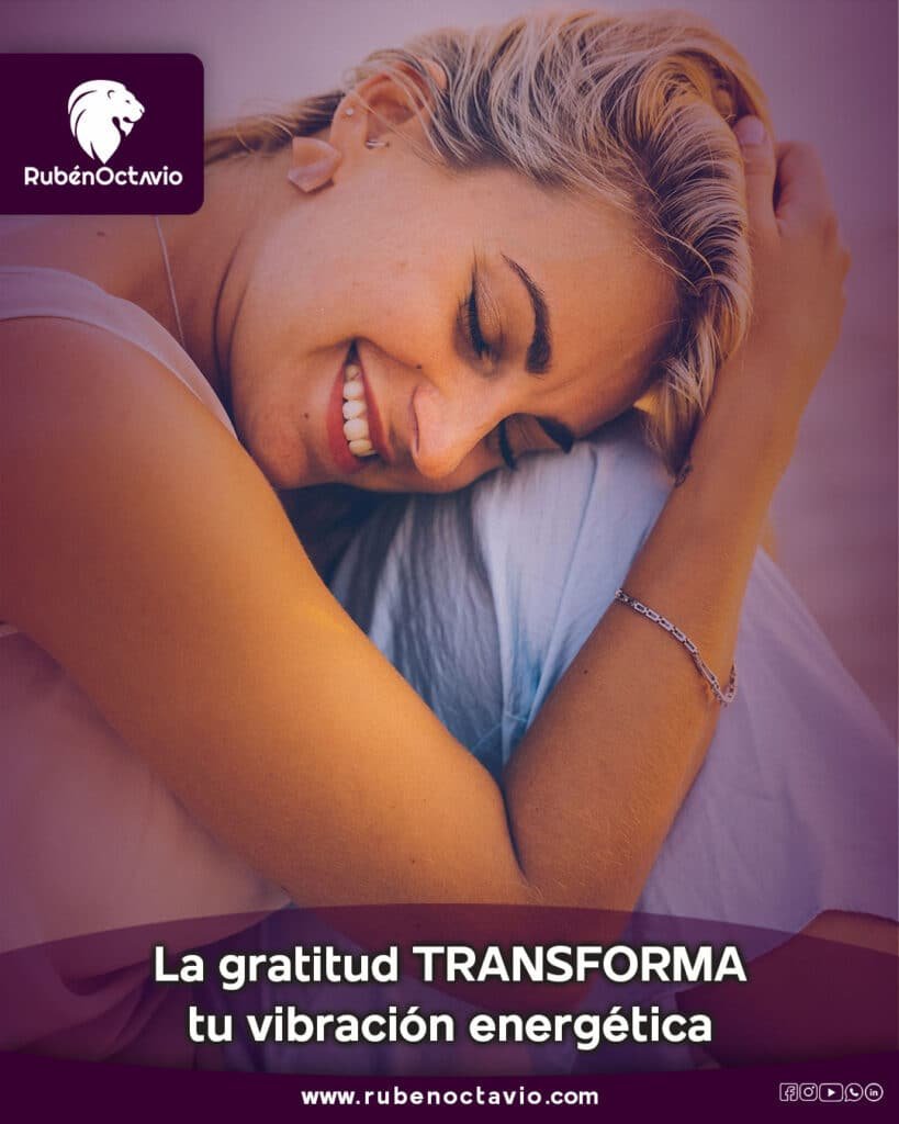 Mujer sonriendo y abrazándose mientras expresa gratitud y bienestar emocional.