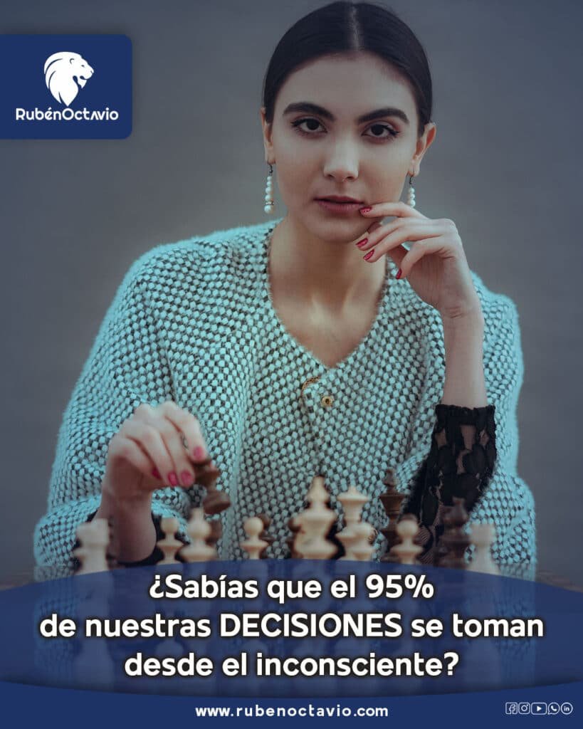 Mujer reflexionando frente a un tablero de ajedrez, simbolizando decisiones inconscientes.