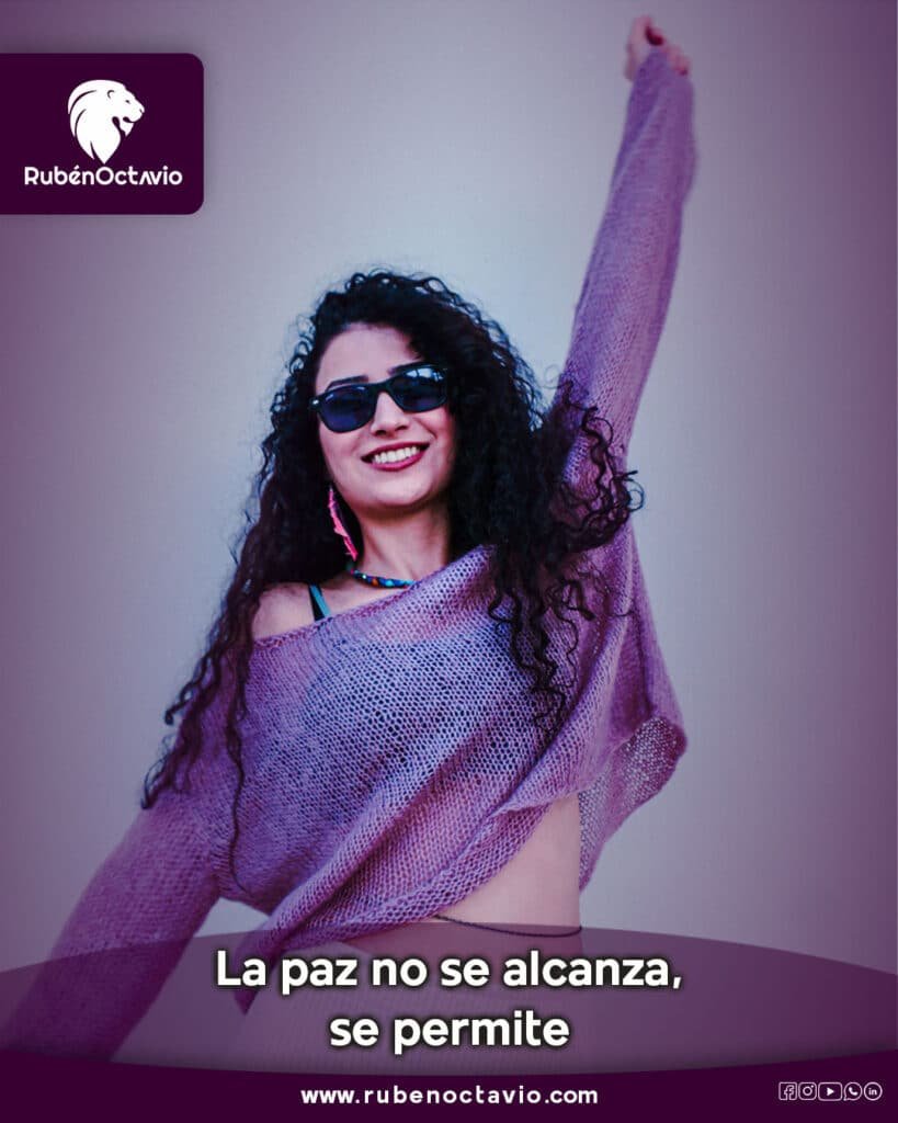 Mujer sonriendo y levantando el brazo con expresión de libertad y bienestar.