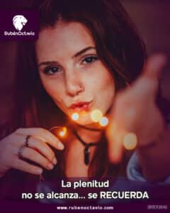 Joven sosteniendo luces cálidas, simbolizando el acto de recordar la plenitud interior.