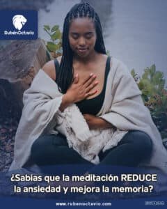 Mujer meditando con la mano en el corazón junto al agua para representar calma y conexión interior.